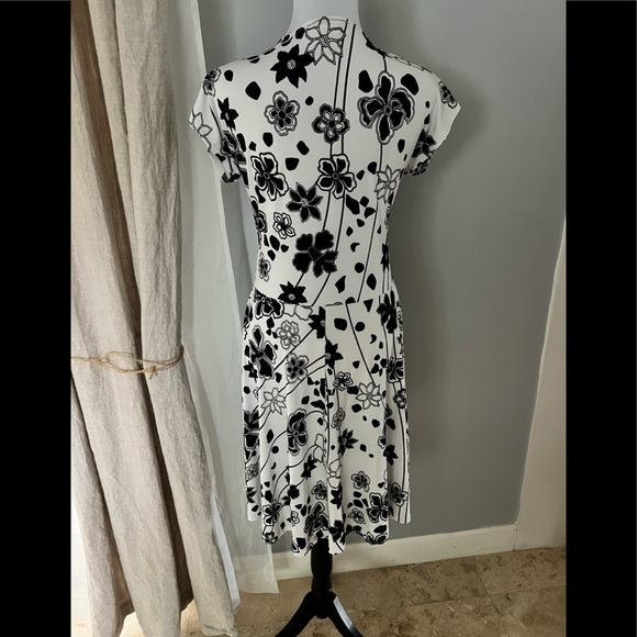 Dress. Knee length - Picture 4 of 16